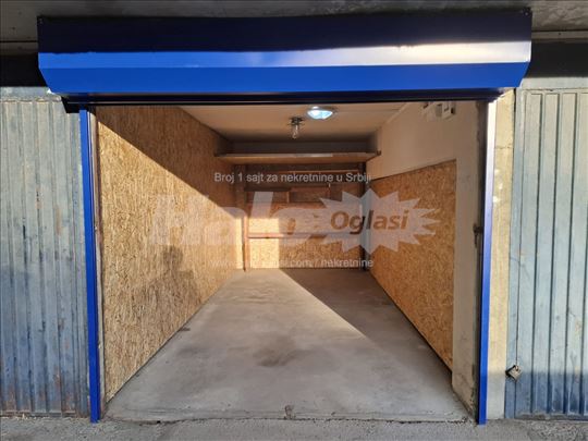 Blok 62 garaža 12m² - Daljinsko, Struja, Police