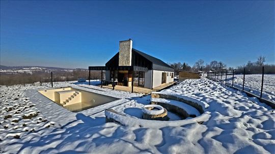 Dučina - kuća sa bazenom I letnjikovcem