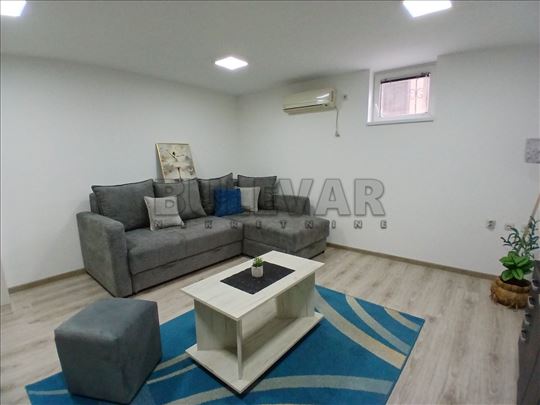 Izdaje se komforan jednosoban stan kod Pravnog i E