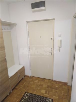 Izdajem polunamesten 1,5 stan u Zemunu