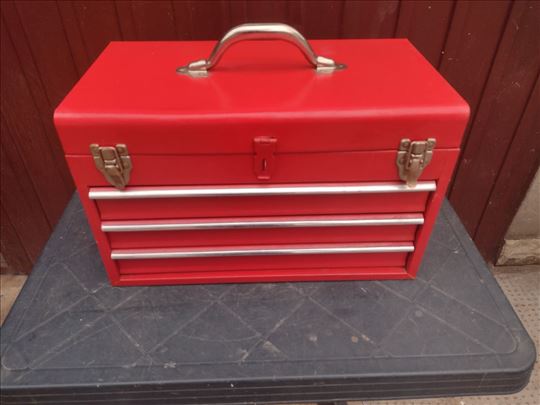 Metalni kofer sa fiokama