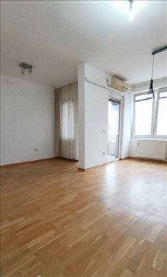 Prazan dvosoban stan -odličan kao poslovni prostor