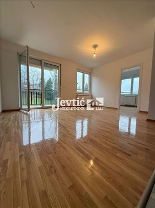 Četvorosoban stan sa garažnim mestom