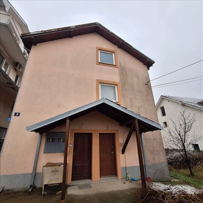 Deo kuće deljiv na dva stana i plac 2 ara