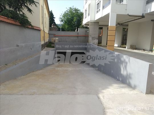 Izdaje se parking mesto u podzemnoj garaži.