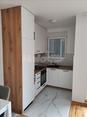 Izdajem jedan 2.0 i dva 1.0 stana u Batajnici