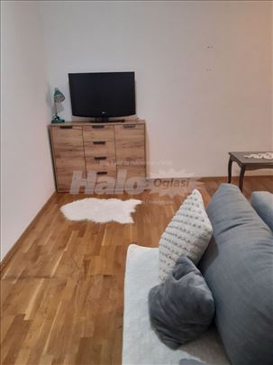 Izdajem jednosoban stan u centru Pančeva