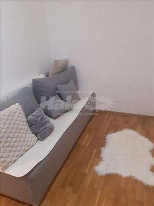 Izdajem jednosoban stan u centru Pančeva