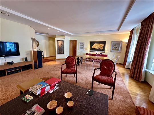 Izuzetan 4.0 stan, garaža, bez ulaganja, useljiv