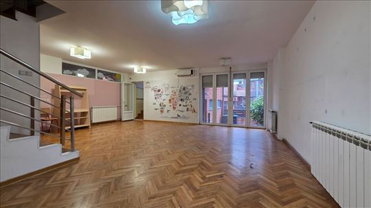 Karingtonka sa garažom, 224m2, odmah useljiva!