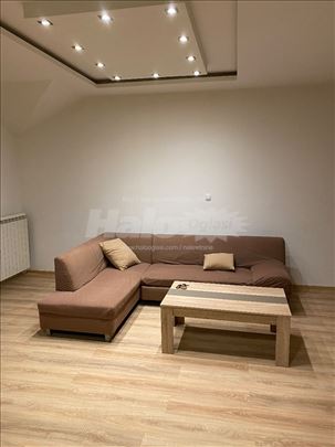 Konforan stan sa parking mestom