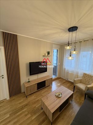 Nov , neuseljavan jednoiposoban stan Square Garden