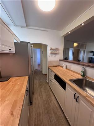 NOVI MERKATOR, trosoban LUX namešten stan, parking