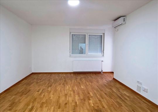 Prazan dvosoban stan sa parkingom, odmah useljiv