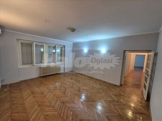 Sajam - 80m2, poslovni prostor/stan s parkingom