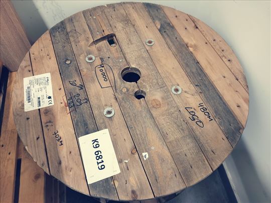 Drveni kotur od kablova za struju