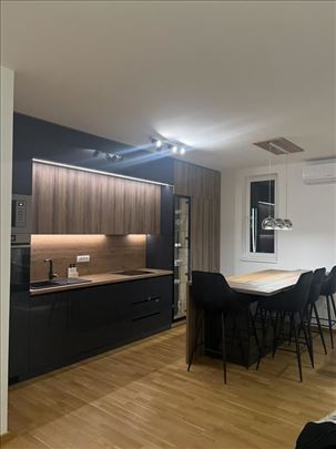 Izdaje se nov, luksuzno namešten trosoban stan – S