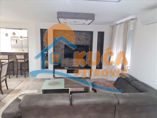 Izdaje se odličan, lux trosoban stan kod Delte, 83