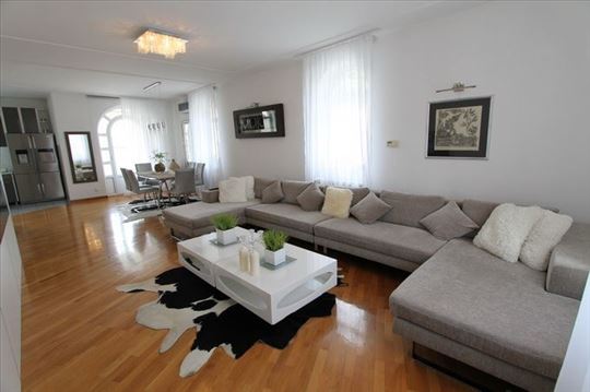 Lep 4.0 stan sa dvoristem, ID 7054