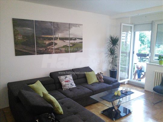 Lep moderan stan sa velikom terasom za uživanje