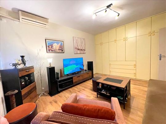 Mir, zelenilo i funkcionalnost – dvosoban Julino