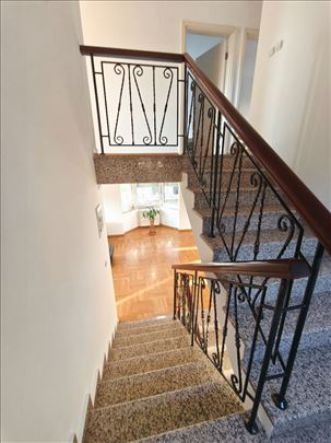 Nadomak Banjice CELA Kuca 230m2