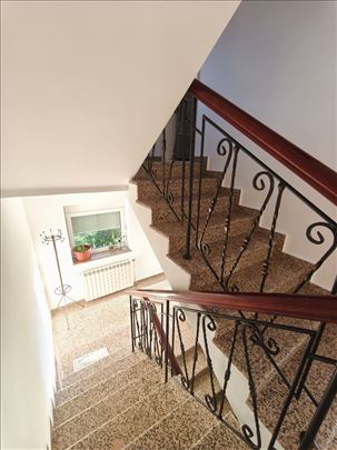 Nadomak Banjice CELA Kuca 230m2