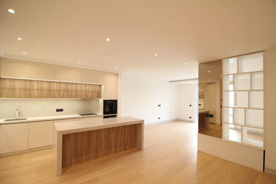 Lux stan u ekskluzivnoj zgradi, 2 garaže, ID 4880