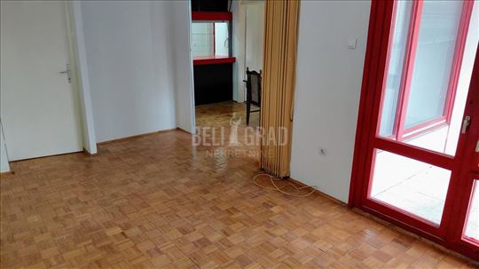 Odlična struktura trosobnog stana