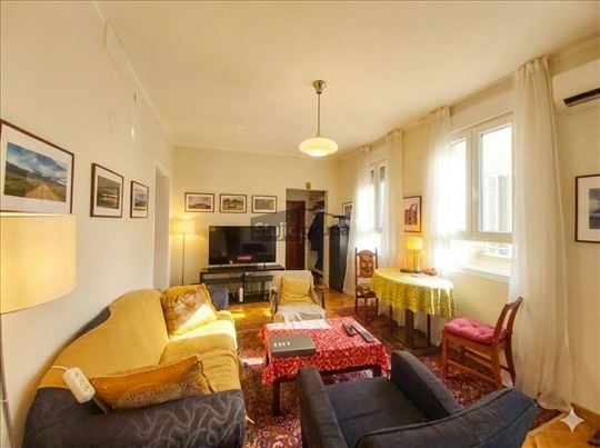 Renoviran salonski stan na Profesorskoj koloniji