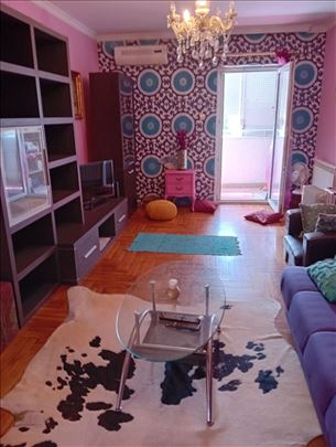 SJAJNA ponuda!Elegantan,prefinjen,svetao stan!