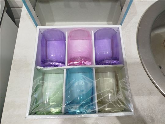 Staklene čaše u boji