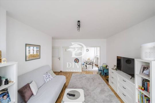 Svetao dvosoban stan na Karađorđevom trgu, 58m2