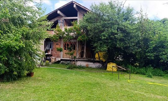 Aerodrom,dve kuce na placu