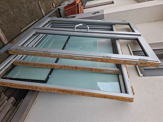 Aluminijumska vrata i dva izloga