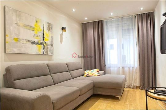 Izuzetana lokacija. Kompletno renoviran duplex!