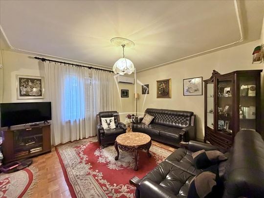 Karaburma, ekskluzivna kuća sa pet stambenih jedin