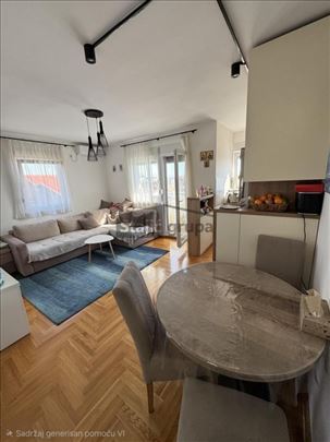 Kod Grand kafe, daleko od buke