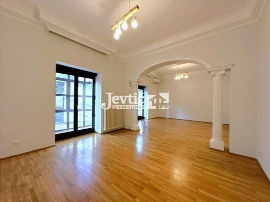 Kuća sa garažom za poslovni prostor 