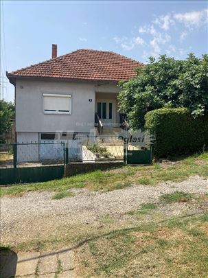 Kuća na prodaju. Vlasnik 1/1 uknjižena. 