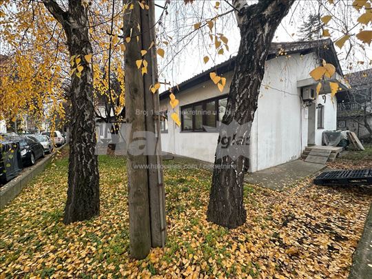 Kuća sa 4,71 ari.  Top lokacija