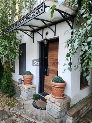 Luksuzan, useljiv, parking, izlaz na Dunav