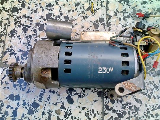 Motor sa reduktorom za kapiju vrata