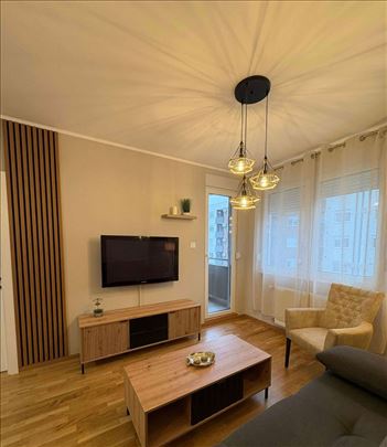 Nov, namesten jednoiposoban stan, Square Garden