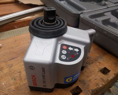 Rotacioni Bosch laser za nivelisanje sa stativom