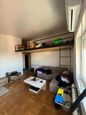 Salonska garsonjera sa galerijom Altina