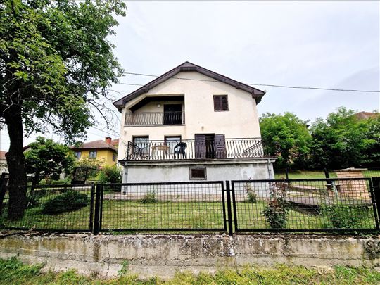 Spratna manja kuća u centru Rekovca