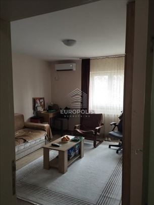 Stan sa dvorištem i parkingom - povoljno ID#8812