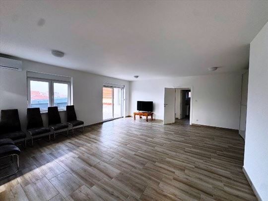 2,0 stan sa velikom terasom, Altina