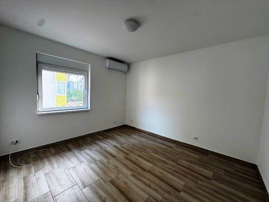 2,5 soban stan, prazan, Altina